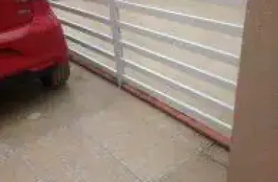 Casa excelente localizada no bairro tupy, em itanhaém - lado praia, em rua calçada.