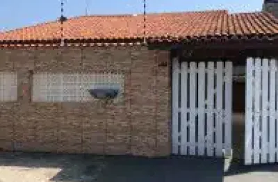 Linda casa localizada no bairro luizamar mirim, em itanhaém - lado praia, em rua calçada.
