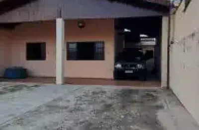 Excelente casa localizada no bairro jardim regina, em itanhaém - lado praia, em rua calçada.