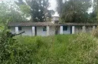 Terreno localizado no jardim umuarama, em itanhaém - em rua calçada, possui uma casa.