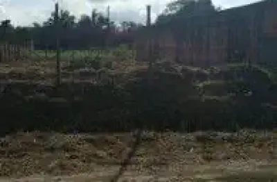 Terreno localizado no bairro estância dos eucaliptos, em peruíbe - lado praia, murado e cercado.