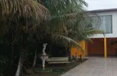 Excelente casa localizada no bairro bopiranga, em itanhaém -  possui piscina, área gourmet com churrasqueira, edícula, área coberta, pomar, jardim, varanda e ambiente discoteca.