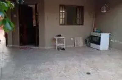 Casa no jardim grandesp, em itanhaém - localizada no lado praia, possui churrasqueira.