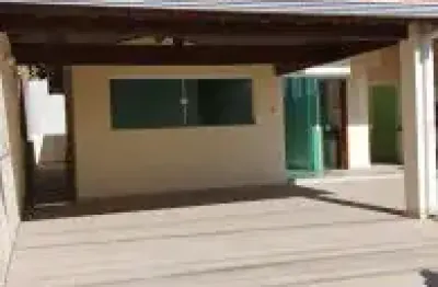 Belíssima casa no balneário três marias, em peruíbe - lado praia, possui piscina, área gourmet com churrasqueira e lavandeira.