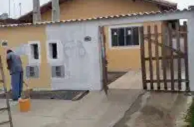 Excelente casa localizada no jardim umuarama, em itanhaém - em rua calçada, possui espaço para piscina.