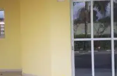 Excelente casa localizada no jardim umuarama, em itanhaém - rua calçada, possui pesqueira e piscina coletiva.