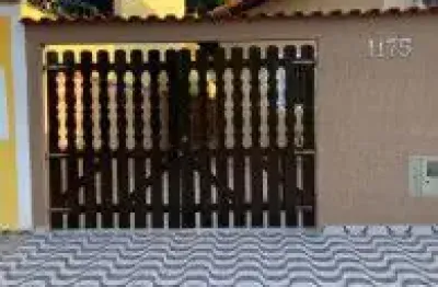 Linda casa localizada no jardim magalhães, em itanhaém - lado serra, em rua calçada.