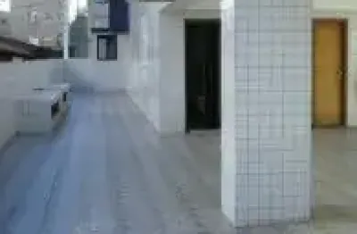 Excelente apartamento localizado no bairro guilhermina, em praia grande - lado praia, possui sacada, salão de festas e de jogos, elevador para deficiente.