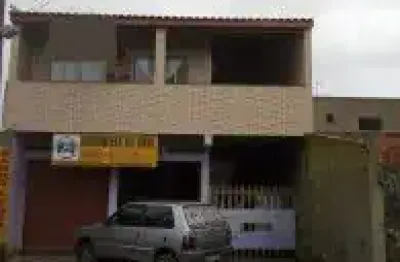 Casa com salão comercial no jardim caraminguava, em peruíbe - lado praia, em rua calçada, possui salão comercial.
