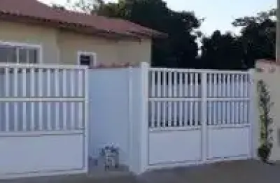 Excelente casa localizada no bairro cibratel 2, em itanhaém - lado praia, em rua calçada.