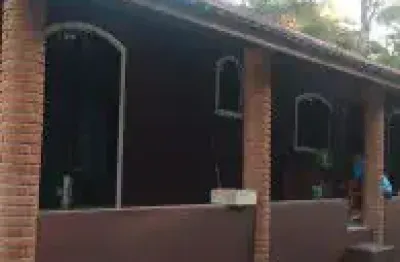Excelente casa localizada no bairro estância santa cruz, em peruíbe - possui espaço para piscina e churrasqueira.