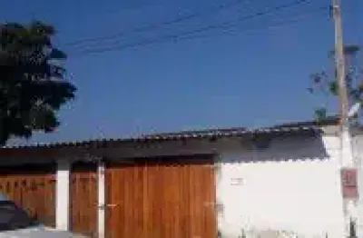 Casa localizada na estância pérola negra, em peruíbe - lado praia, possui espaço para piscina, churrasqueira.