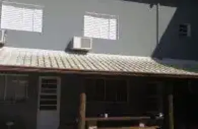 Belíssima casa localizada no jardim dos prados, em peruíbe - possui quarto de despejo, área gourmet com churrasqueira, espaço para piscina e edícula.