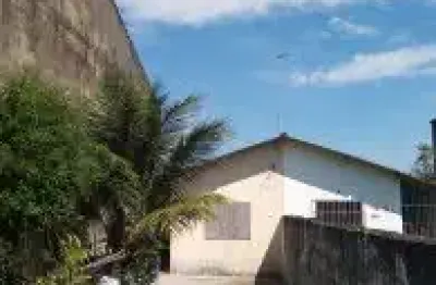 Excelente casa localizada no balneário gaivota, em itanhaém - possui lavanderia coberta.