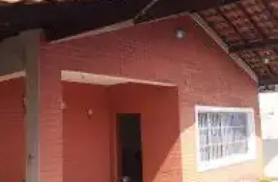 Casa excelente localizada no bairro loty, em itanhaém - lado praia, possui churrasqueira e espaço para piscina.