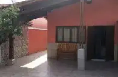 Excelente casa localizada no jardim das palmeiras, em itanhaém - lado praia, à 50 metros do mar.
