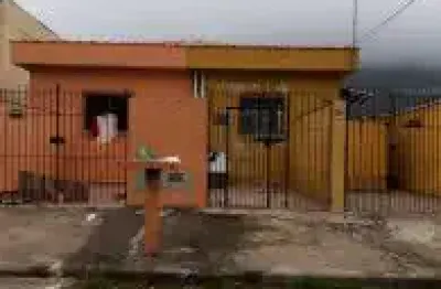 Excelente casa localizada no jardim veneza, em peruíbe - lado praia em rua calçada.