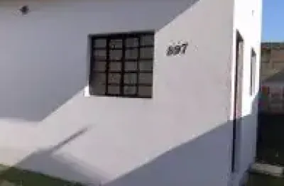 Casa localizada no bairro balneário gaivota, em itanhaém - lado praia, em rua calçada.