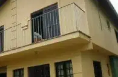 Casa localizada no bairro santa cruz, em itanhaém - lado praia, em rua de terra.