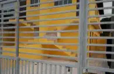 Excelente casa sobreposta no bairro jardim das palmeiras, em itanhaém - lado praia em rua de terra,  possui churrasqueira.