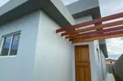 Linda casa localizada no bairro tupy, em itanhaém - possui wc externo, piscina e área gourmet com churrasqueira.