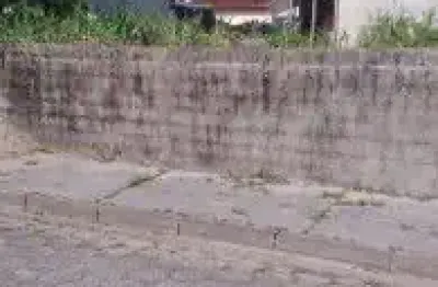 Terreno de esquina localizado no balneário tupy, em itanhaém- lado praia em rua calçada.