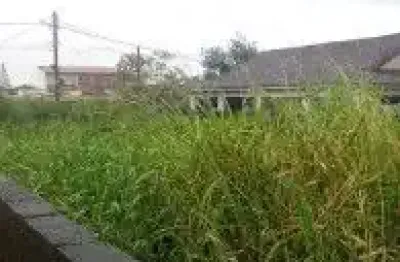 Terreno de esquina no bairro são fernando em itanhaém, localizado lado praia à 1,2 km do mar, em rua calçada.