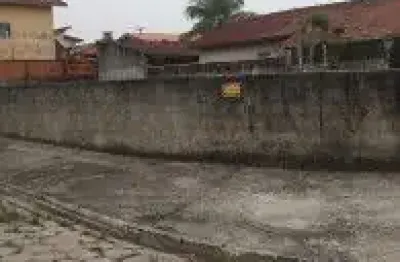 Terreno de esquina no balneário califórnia em itanhaém, localizado lado praia, em rua calçada.