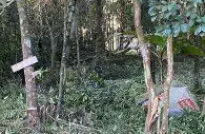 Terreno no balneário gaivota, em itanhaém, localizado no lado serra à 100 metros da rodovia, em rua de terra.