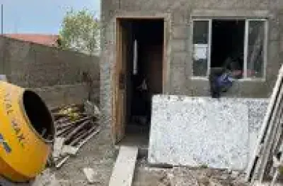 Casa no bairro jardim das palmeiras em itanhaém - localizada lado praia, em rua calçada, possui espaço para piscina.