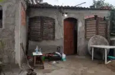 Casa localizada no bairro palmeiras 2 em itanhaém - lado serra à 50 metros da rodovia em rua de terra