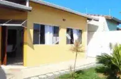 Excelente casa no jardim regina, em itanhaém- lado praia em rua calçada.