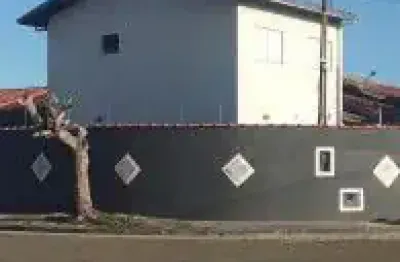 Casa no jardim grandesp em itanhaém, localizado lado praia, em rua calçada.