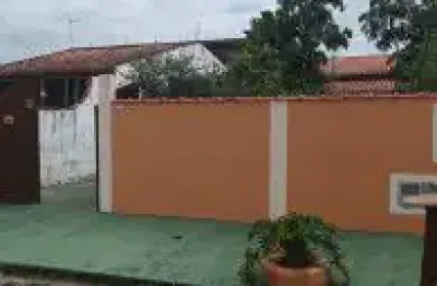 Excelente casa localizada no bairro bopiranga, em itanhaém - lado praia, possui espaço p/ piscina, churrasqueira e jardim.