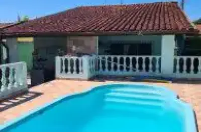 Excelente casa no jardim das palmeiras em itanhaém, lado praia em rua calçada - possui edícula, área de lazer com churrasqueira, piscina e lavanderia.