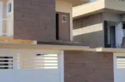 Ótima casa no bairro bopiranga em itanhaém, localizada lado praia, em rua calçada. possui piscina, churrasqueira e vaga para 02 automóveis.