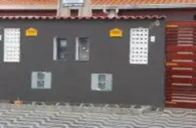 Excelente casa no bairro savoy em itanhaém, localizado lado serra em rua calçada. possui churrasqueira, ducha de praia e piscina.