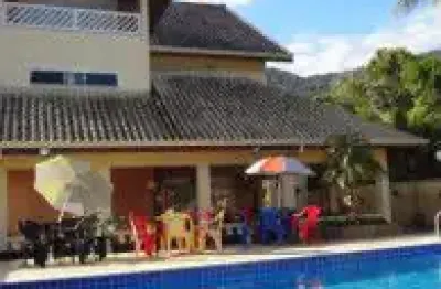 Excelente casa no balneário guaraú, em peruíbe, lado praia em rua calçada.