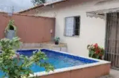 Excelente casa localizada no bairro são joão em itanhaém, lado praia em rua de terra.