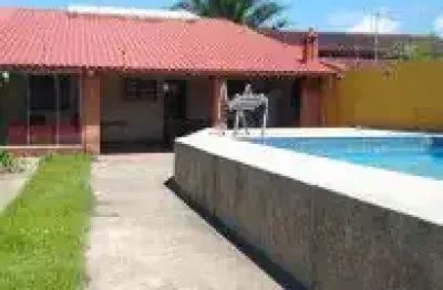 Ótima casa no bairro balneário gaivota, em itanhaém - lado praia em rua calçada.