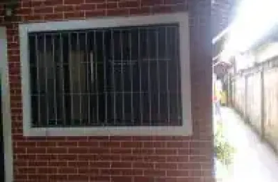 Ótima casa no bairro nossa senhora do sion, em itanhaém - lado serra em rua calçada.