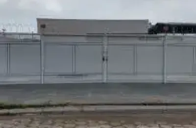 Excelente casa em condomínio no bairro umuarama, em itanhaém - lado serra em rua calçada.