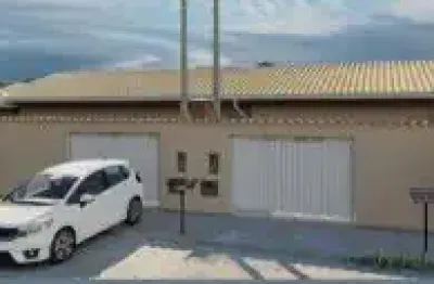 Casa no jardim jamaica em itanhaém, ficando lado praia em rua de terra.