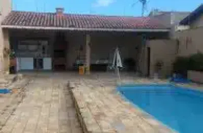 Ótima casa no balneário beatriz em itanhaém - lado praia em rua calçada.