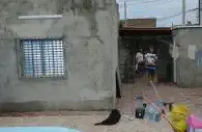 Excelente casa no balneário triesse em mongaguá - possui churrasqueira, ducha e piscina.