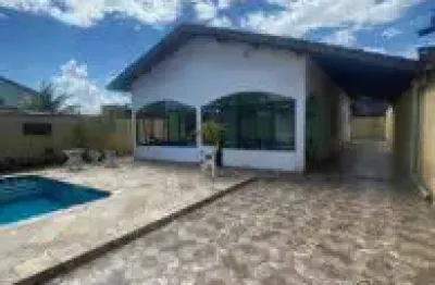 Ótima casa localizada no bairro cibratel 2, em itanhaém - ficando lado praia em rua de calçada.