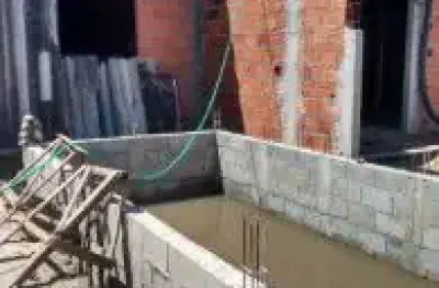 Casa no bairro jardim das palmeiras em itanhaém, ficando lado praia em rua calçada.