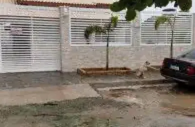 Casa no bairro jardim são joão em itanhaém - ficando lado praia, em rua de terra.