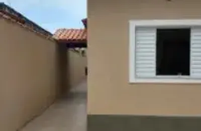 Excelente casa no bairro jardim magalhães, em itanhaém - localizada lado serra, em rua calçada.