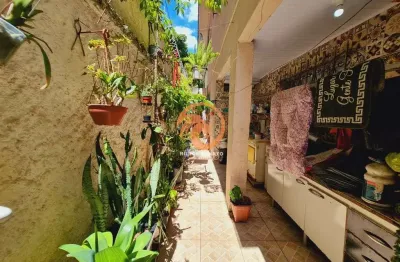 Casa sobrado á venda em santos com 03 suítes e quintal